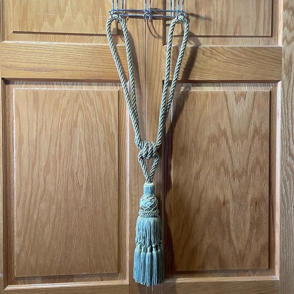 Luxury 30” Gold Rope Drapery Tieback with Fringed Tassel - Picture 1 of 6